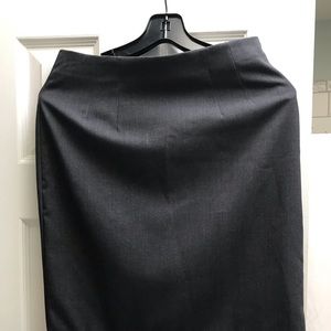 H&M SIZE 6 straight skirt.